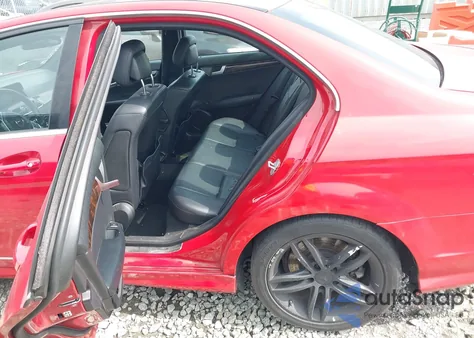 2013 Mercedes-Benz C 250 Luxury/Sport z USA, uszkodzony, nr VIN WDDGF4HB7DR289928